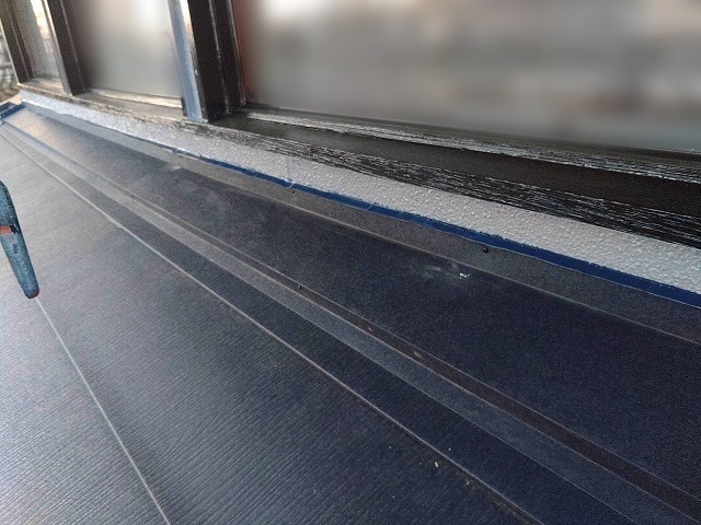 施工後の雨押え板金取り合い部にシーリング処理をした様子